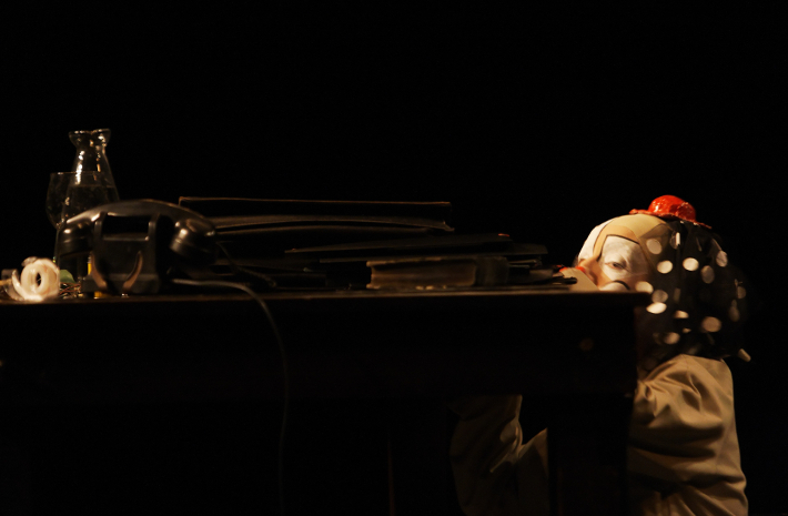 © Christophe Raynaud de Lage / "Le 6ème jour", écriture (d'après la genèse), scénographie, mise en scène de François Cervantes et Catherine Germain, avec Catherine Germain