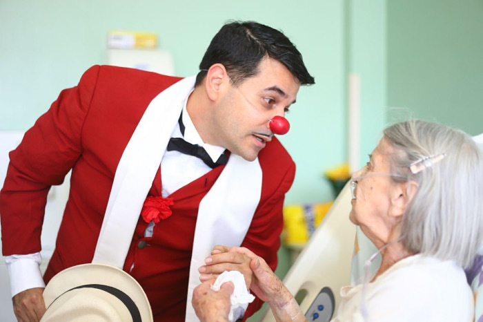 Mme Ema Santos Ávila, 89 ans et Olivier-Hugues Terreault alias Marc Antoine. Crédit photo : Daniel Castellano / SMCS